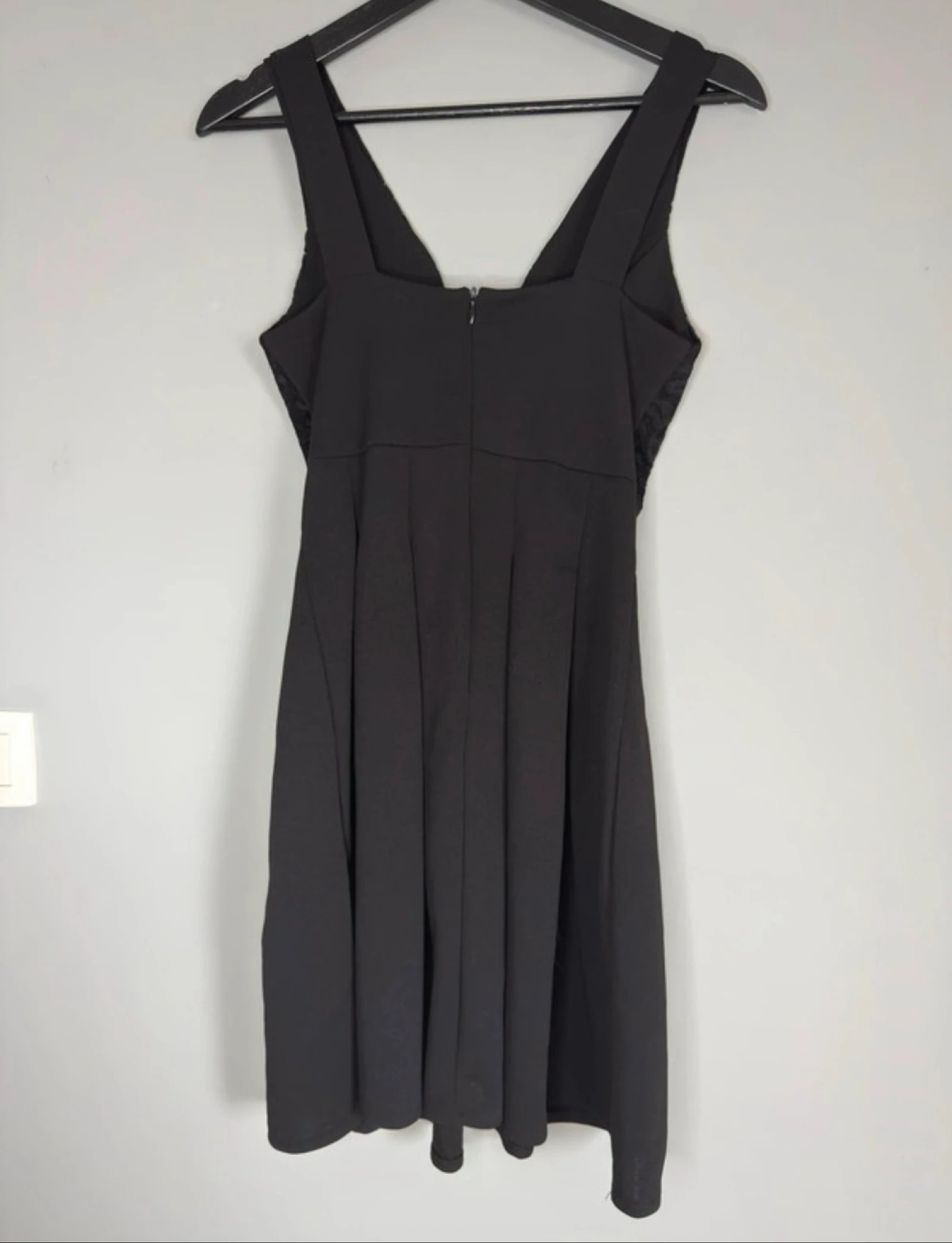 Vestido de noche negro con pliegues y encaje – photo 2